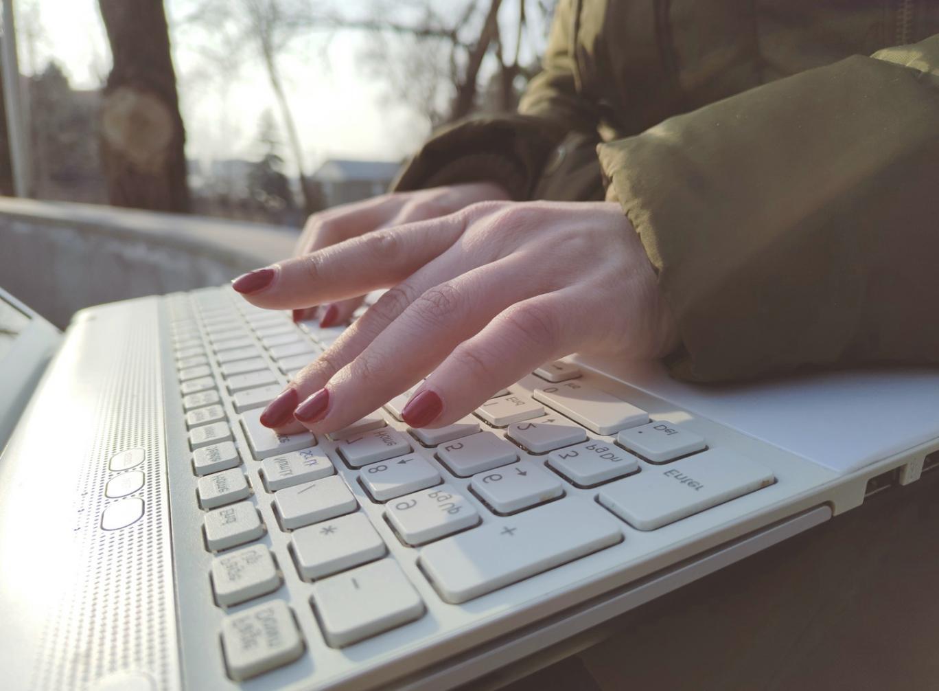 Budget-Software in Aktion auf verschiedenen Geräten