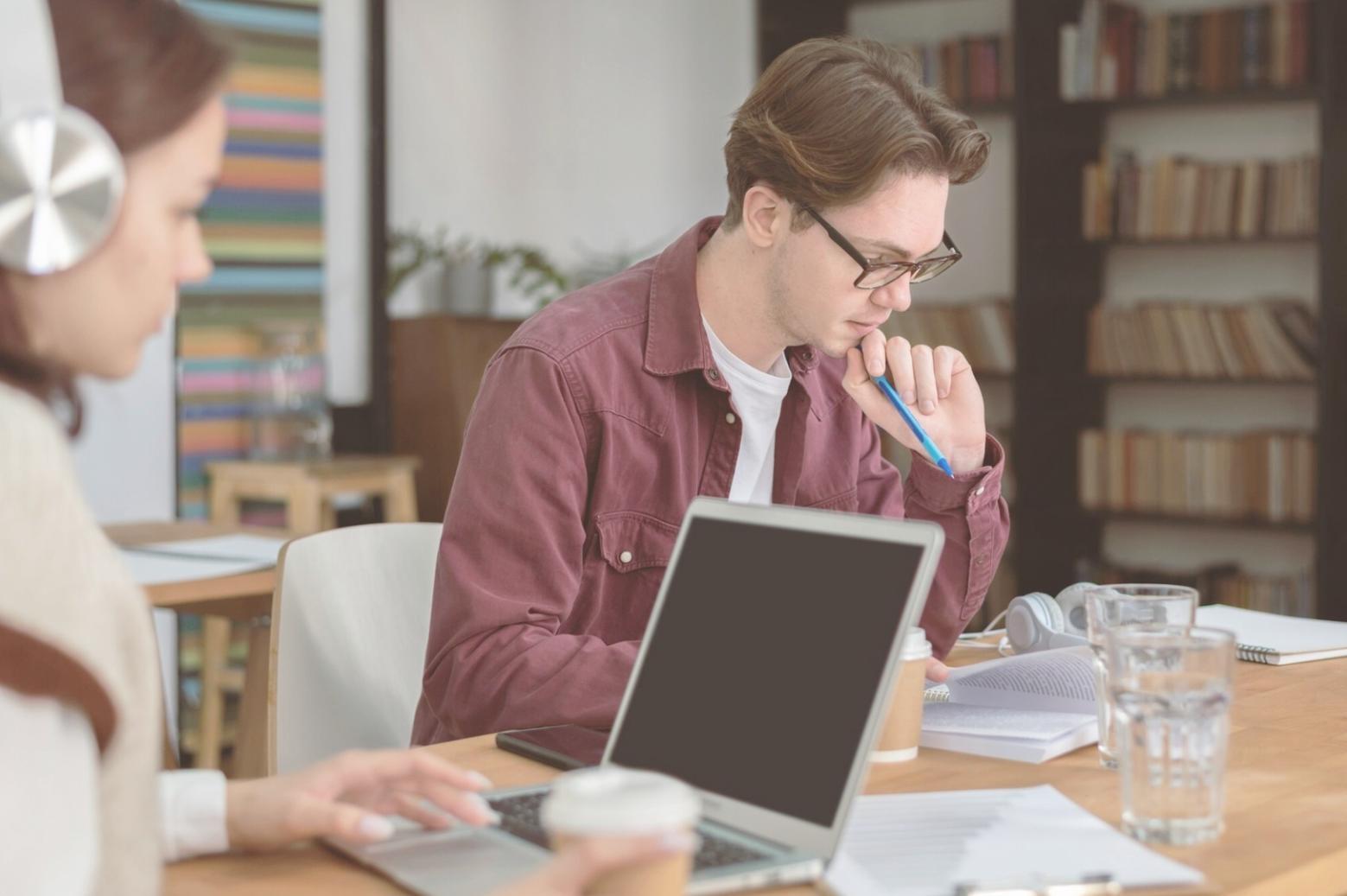 Professionelle Finanzschulung im modernen Seminarraum
